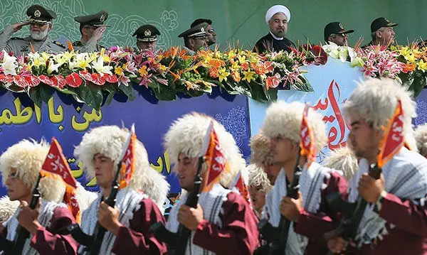 (تصاویر) روحانی در رژه نیروهای مسلح