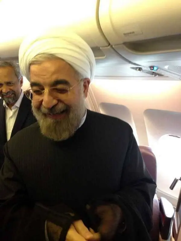 تصویر روحانی پس از تماس و در حال عزیمت به ایران