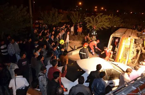 (تصاویر) واژگونی مرگبار مینی‌بوس مسافربری