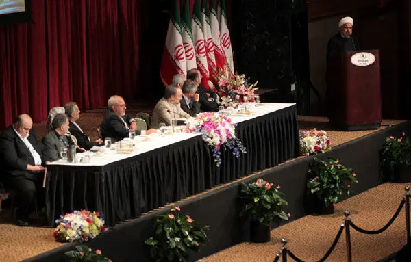 (تصاویر) روحانی علامت پیروزی نشان داد