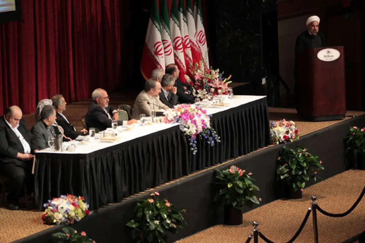 (تصاویر) روحانی علامت پیروزی نشان داد