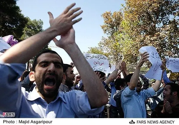 (تصویر) مسئول ارشد ستاد جلیلی در جمع معترضین روحانی