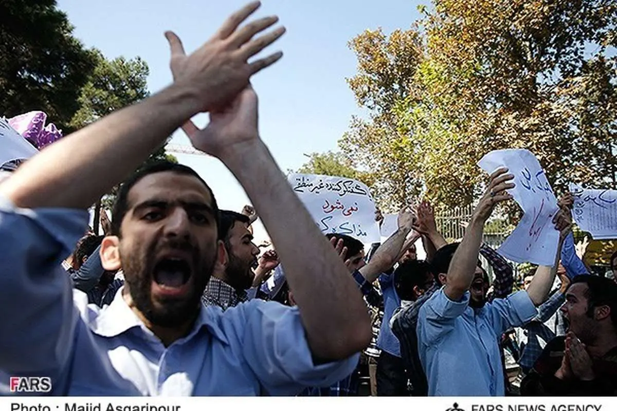 (تصویر) مسئول ارشد ستاد جلیلی در جمع معترضین روحانی