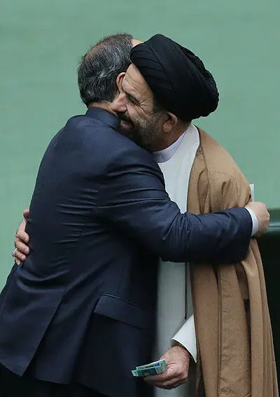 (تصاویر) بازار داغ مصاحفه و عیدی در مجلس