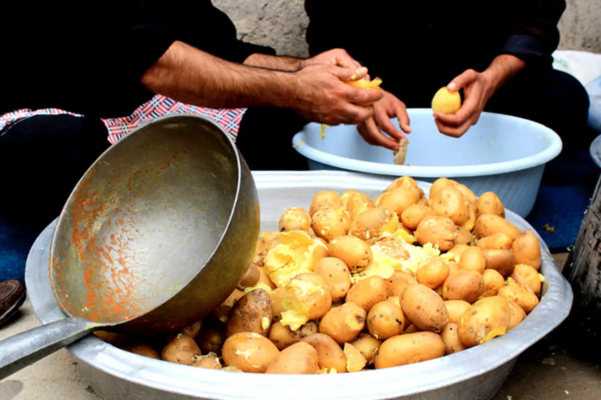 دریافت غذای نذری، عرض تسلیت به محمدعلی نجفی، دیدار با هاشمی، آبگرفتگی در رشت، کفاشیان در دیدار دوستانه و ...