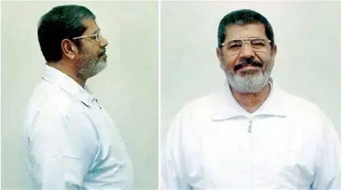 (تصویر) محمد مرسی در لباس زندان