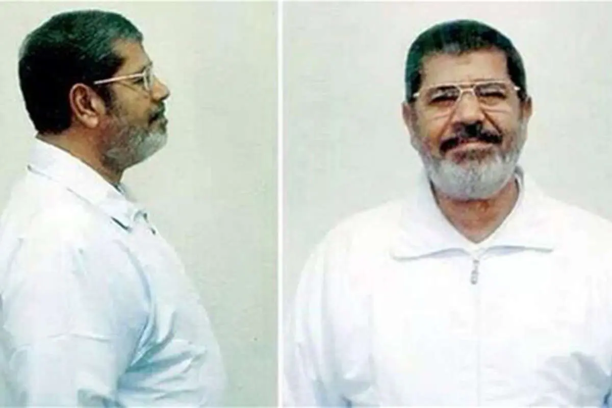(تصویر) محمد مرسی در لباس زندان