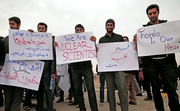 (تصاویر) زنجیره انسانی به گرد "فردو"