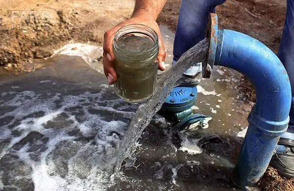 (تصاویر) خروج آب نارنجی از شیرهای آب در رفسنجان!