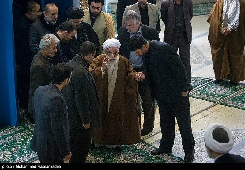 (تصویر) علی جنتی پای خطبه احمد جنتی