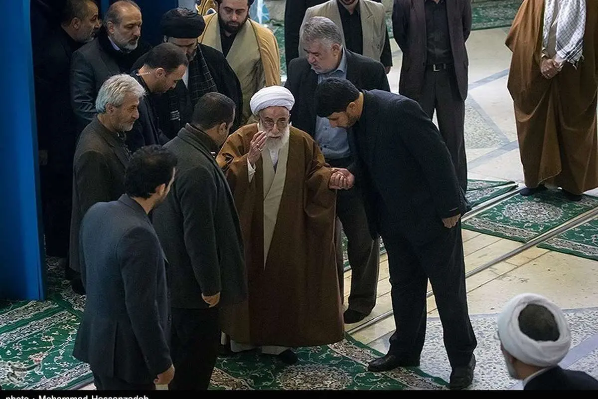 (تصویر) علی جنتی پای خطبه احمد جنتی