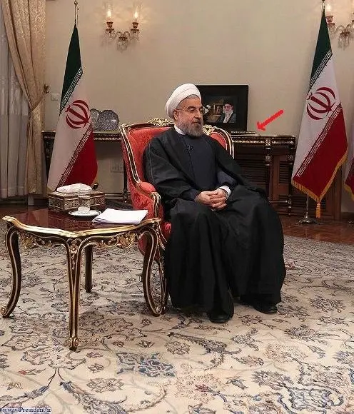 (تصاویر) کتابی که به دکور مصاحبه روحانی اضافه‌شد
