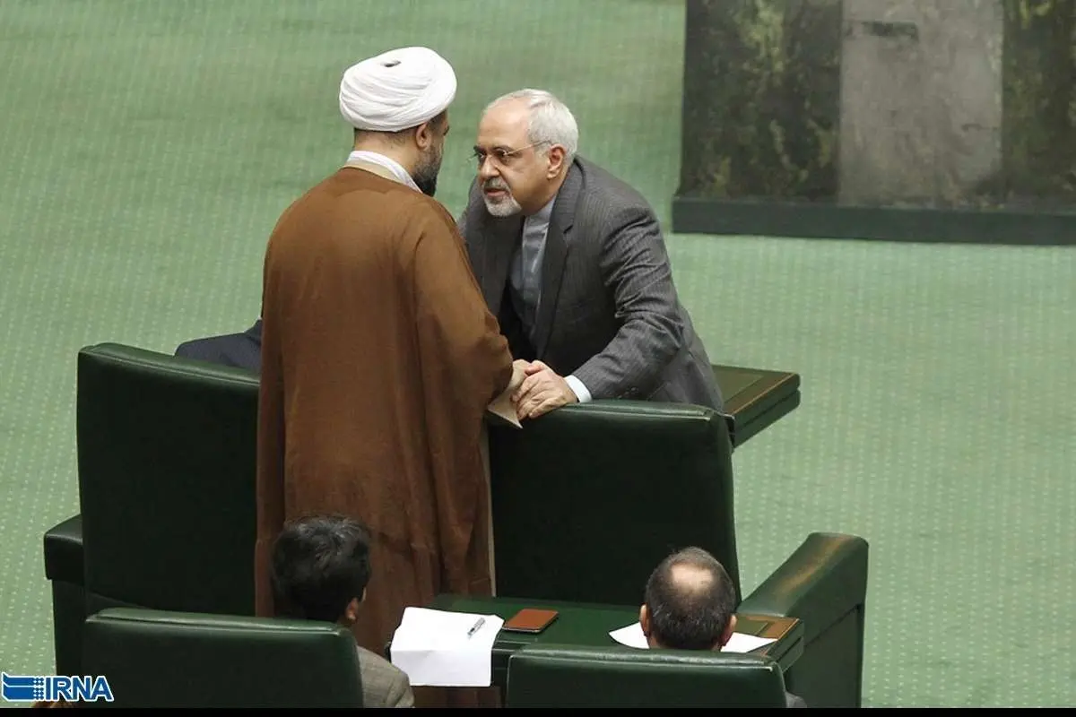 (تصویر) گفتگوی ظریف و رسایی در مجلس