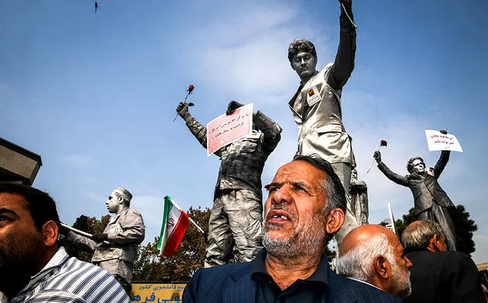 راهپیمایی روز 13 آبان، شعارها و دست‌نوشته‌های مردم، باند سارقان مسلح، برخورد پلیس...