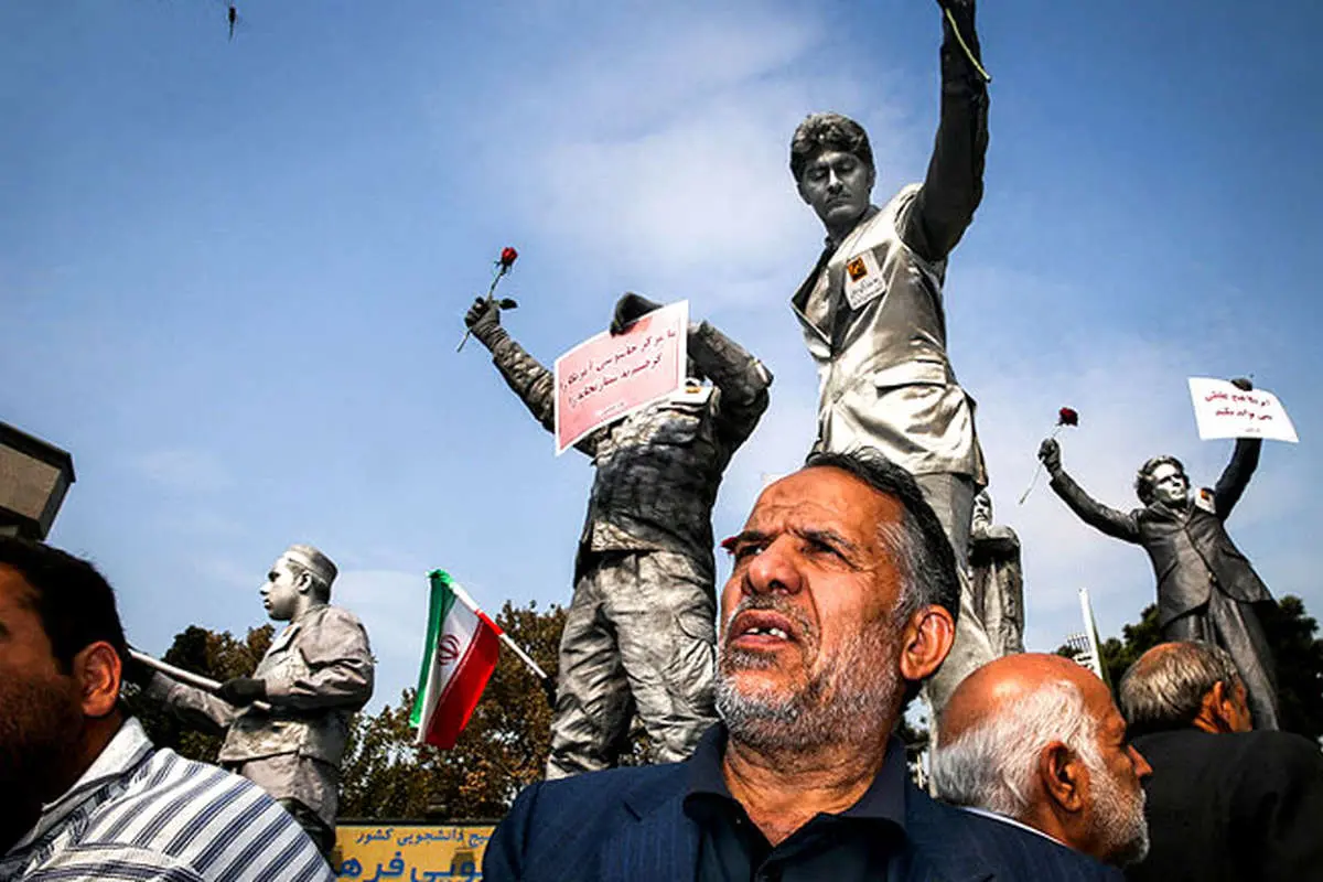 راهپیمایی روز 13 آبان، شعارها و دستنوشتههای مردم، باند سارقان مسلح، برخورد پلیس...