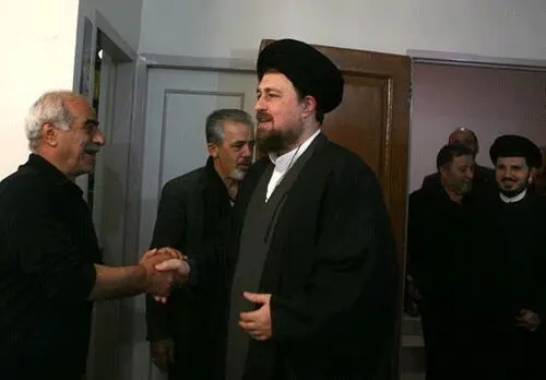 (تصاویر) عیادت حسن خمینی از یک مداح