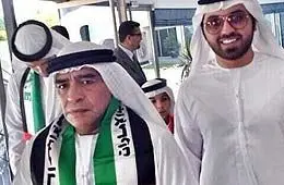 (تصوير) رقص مارادونا در لباس عربي