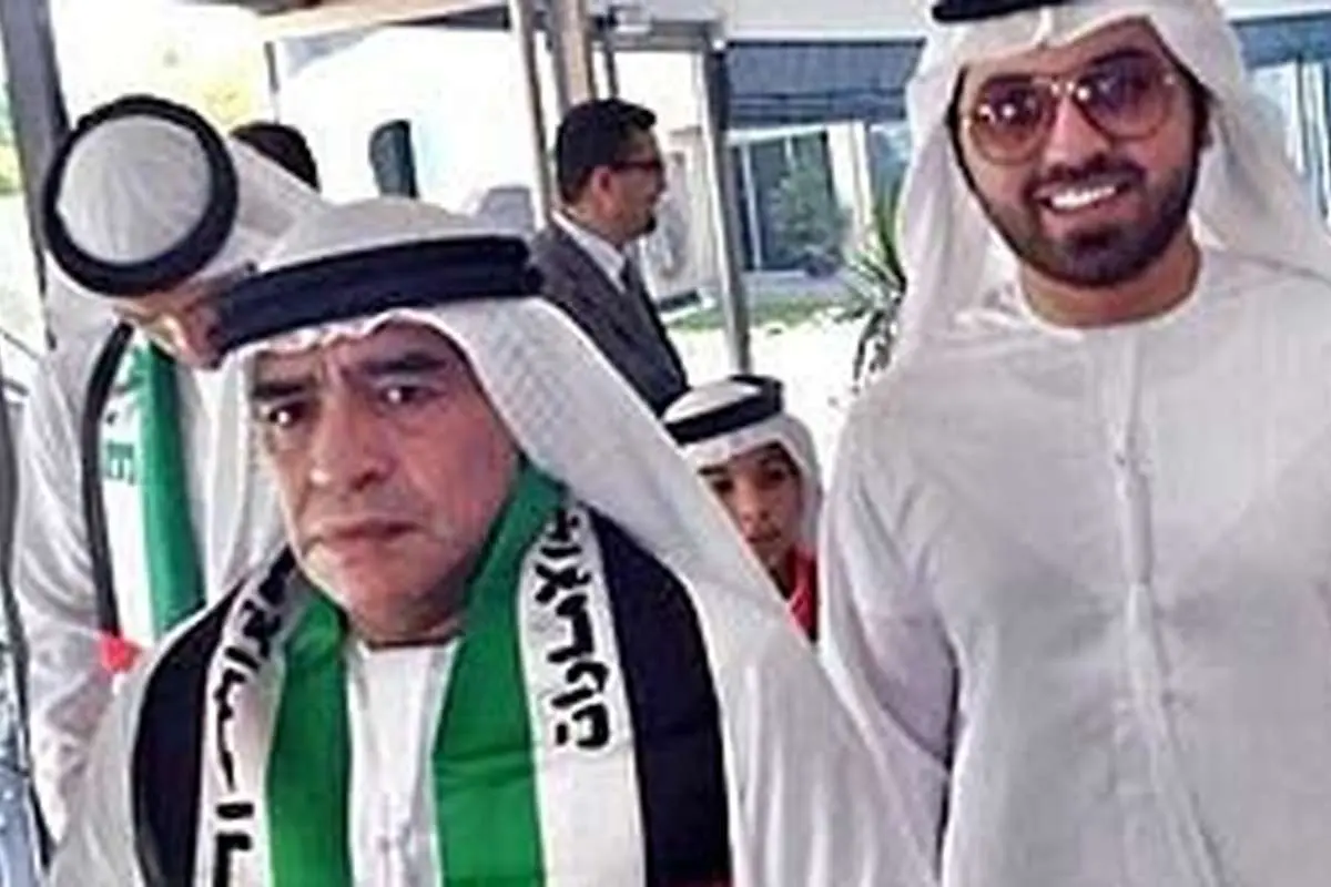 (تصوير) رقص مارادونا در لباس عربي
