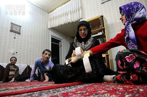 (تصاویر) مراقبت مادر فداکار از 4فرزند معلول