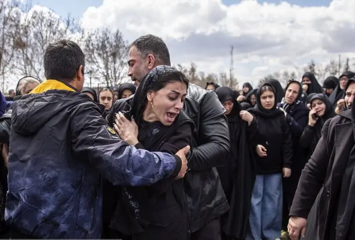 تصاویر؛ حاشیه و متن تشییع و خاکسپاری شهدا