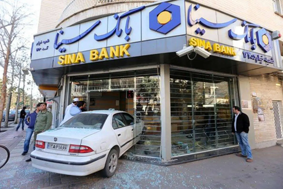 (تصویر) ورود سمند به یک بانک در قزوین!