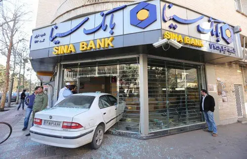 (تصویر) ورود سمند به یک بانک در قزوین!
