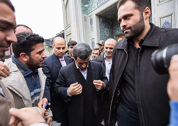 (تصاویر) احمدی‌نژاد درختم مادر شهید بروجردی