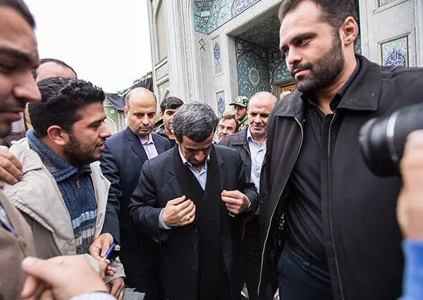 (تصاویر) احمدی‌نژاد درختم مادر شهید بروجردی