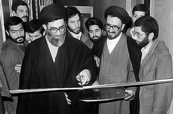 (تصاویر) بازدید آیت‌الله خامنه‌ای از روزنامه اطلاعات