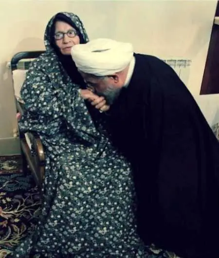 (تصویر) بوسه روحانی بر دستان مادر