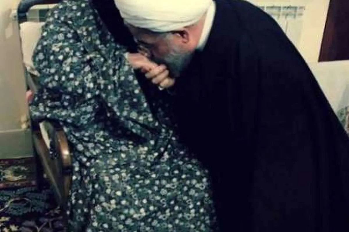 (تصویر) بوسه روحانی بر دستان مادر