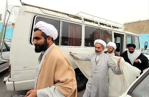 (تصاویر) بازدید ائمه‌جمعه شیراز از محله معتادان