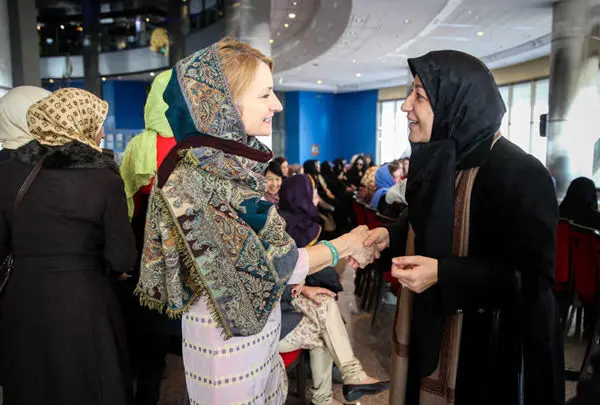 (تصاویر) همسران روحانی و ظریف در برج میلاد