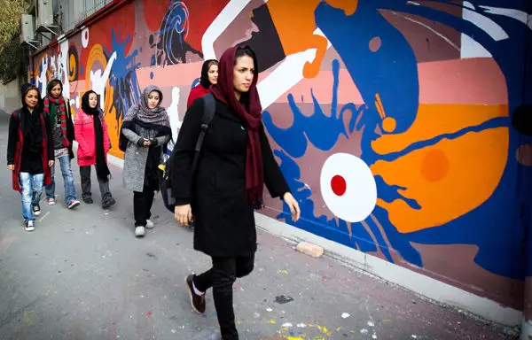 (تصاویر) پایان‌نامه روی دیوار