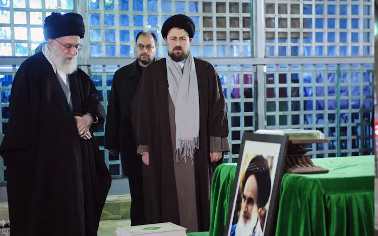 مقام معظم رهبری در حرم امام راحل، رونمایی از پیراهن تیم‌ملی، عوامل فیلم‌ها در نشست...