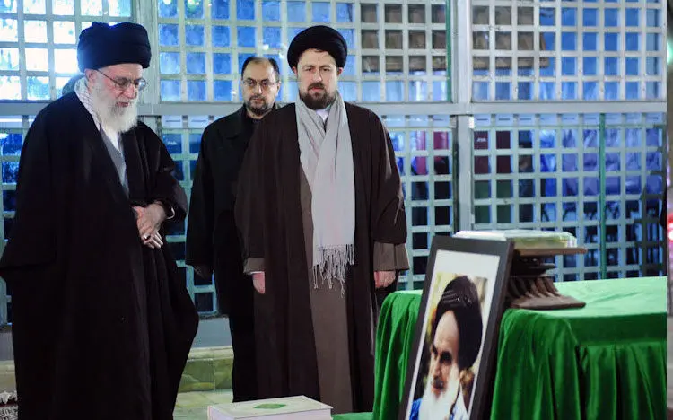 مقام معظم رهبری در حرم امام راحل، رونمایی از پیراهن تیم‌ملی، عوامل فیلم‌ها در نشست...