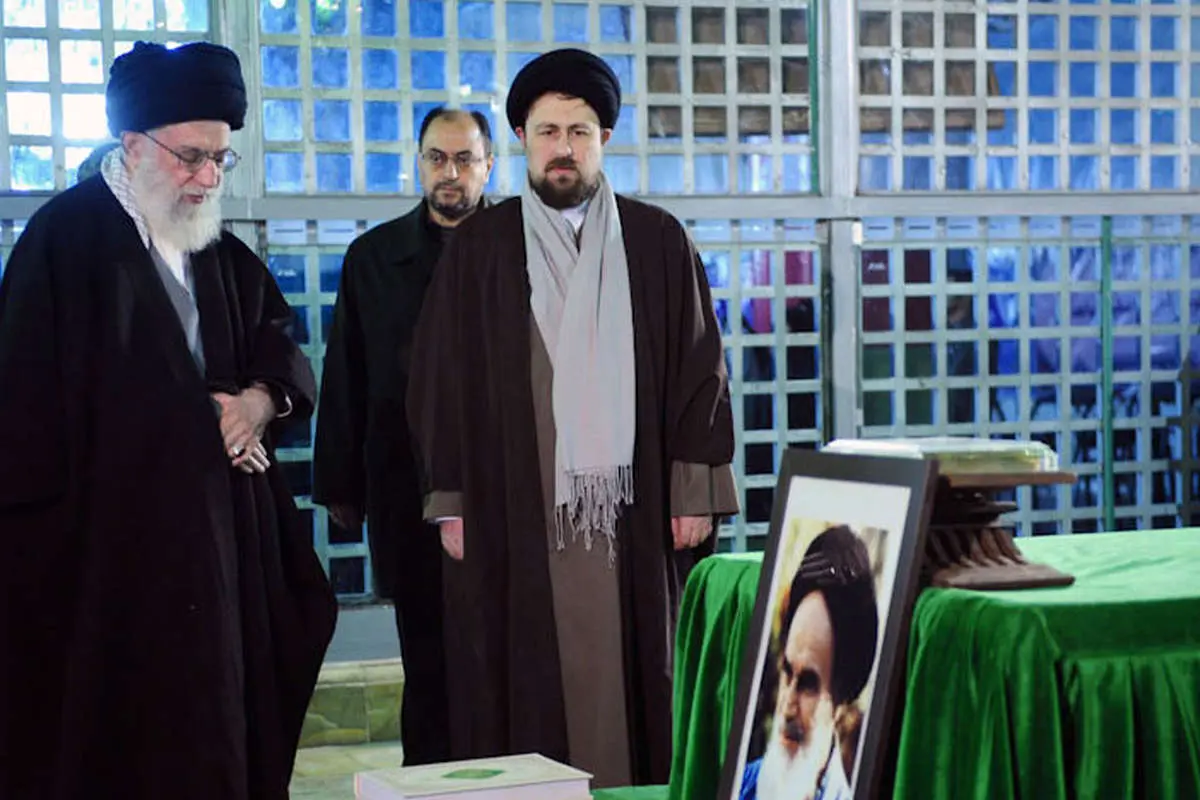 مقام معظم رهبری در حرم امام راحل، رونمایی از پیراهن تیمملی، عوامل فیلمها در نشست...