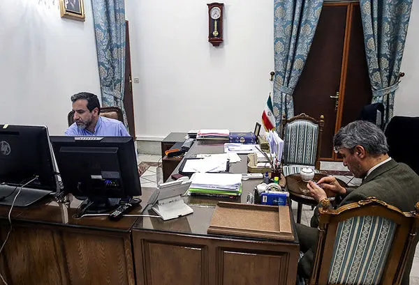 (تصاویر) عراقچی در دفتر کارش