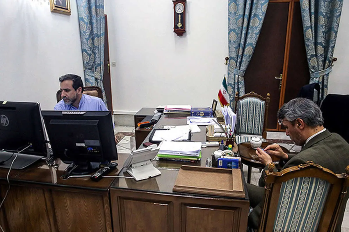 (تصاویر) عراقچی در دفتر کارش