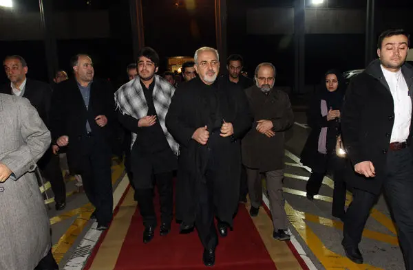 (تصاویر) استقبال ظریف از پیکر شهید اسدی