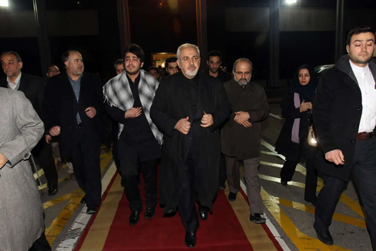 (تصاویر) استقبال ظریف از پیکر شهید اسدی