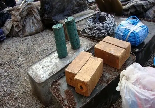 (تصاویر) کشف انبار سلاح در داریا