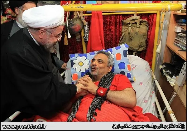 (تصویر) روحانی در کنار پرسپولیسی معتصب