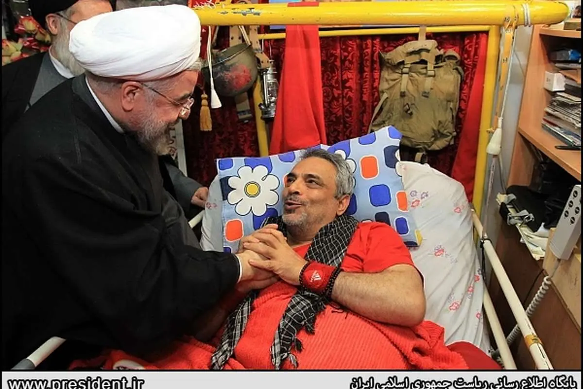 (تصویر) روحانی در کنار پرسپولیسی معتصب