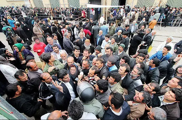 (تصاویر) ازدحام و درگیری در صف سبد کالا