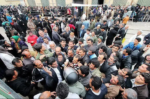 (تصاویر) ازدحام و درگیری در صف سبد کالا