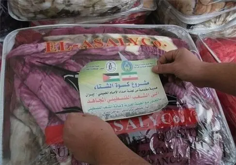 (تصاوير) توزیع پوشاک کمیته امداد در غزه