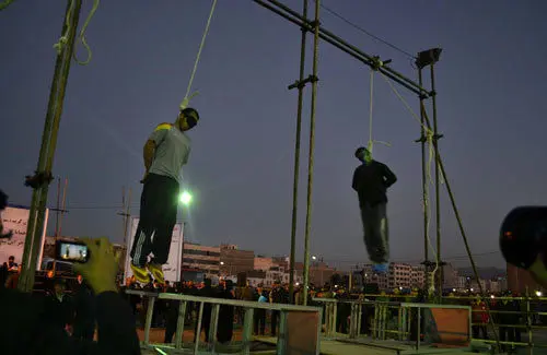 (تصاوير) اعدام دو متجاوز در ملاءعام در كرج