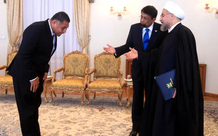 تقدیر از عوامل فیلم، خنده حاتمی‌کیا، جاذبه کویر، اختتامیه جشنواره، بازداشت معترضان، تصادف با کامیون و...