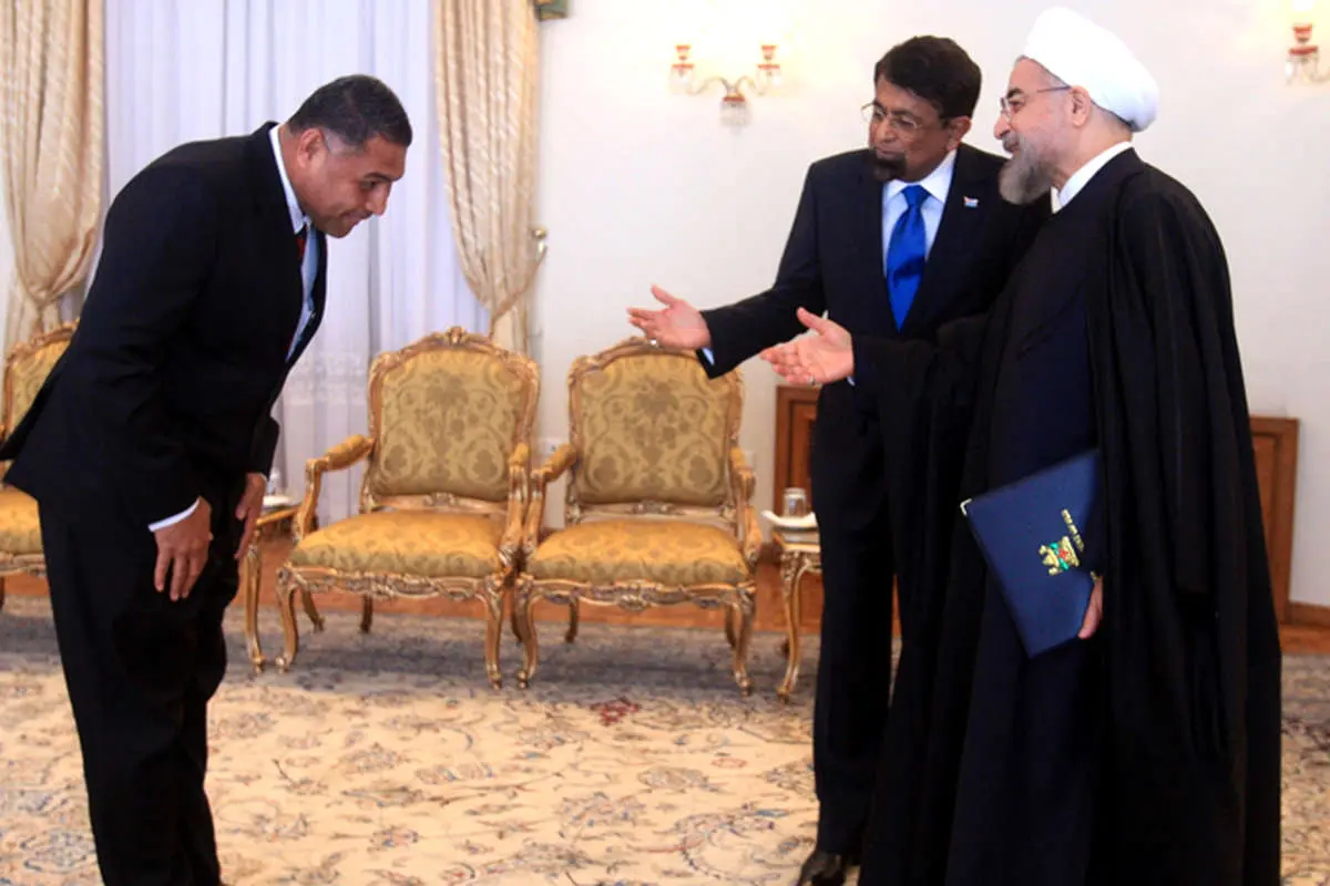 تقدیر از عوامل فیلم، خنده حاتمیکیا، جاذبه کویر، اختتامیه جشنواره، بازداشت معترضان، تصادف با کامیون و...